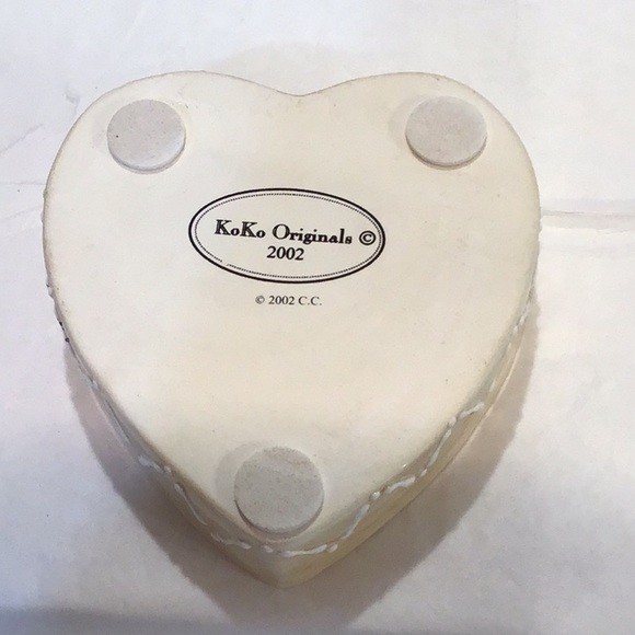 Heart shaped trinket dish with Mama & baby frog statuettes on top. - Picture 9 of 10